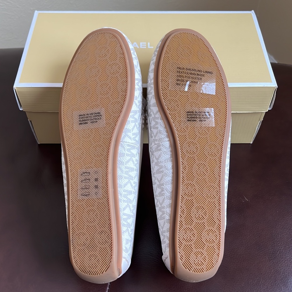 Michael Kors Erica Slipper Signature Vanilla  9 - Picture 7 of 12